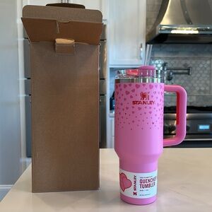 BRAND NEW STANLEY pink hearts Flowstate Quencher 40oz. Tumbler from Target